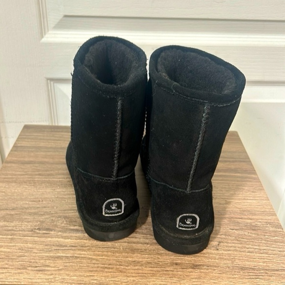 BEARPAW WOMEN ANKLE BLACK SUEDE BOOTS IN SIZE 5